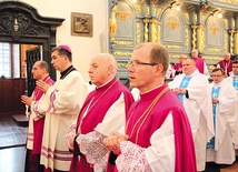  Od prawej: ks. Zbigniew Przerwa, ks. Jan Pietrzyk, bp Wojciech Osial i ks. Bogdan Zatorski