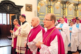  Od prawej: ks. Zbigniew Przerwa, ks. Jan Pietrzyk, bp Wojciech Osial i ks. Bogdan Zatorski