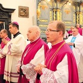  Od prawej: ks. Zbigniew Przerwa, ks. Jan Pietrzyk, bp Wojciech Osial i ks. Bogdan Zatorski