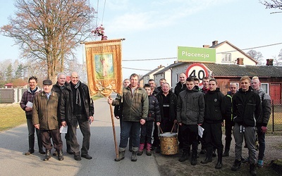  Mężczyźni z Placencji ze swoją chorągwią