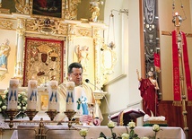  Ks. Piotr Kalisiak sprawuje Mszę św. w intencji ojczyzny