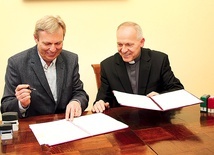 Krzysztof Terka i ks. Bogumił Karp podpisują umowę o remoncie kompleksu 