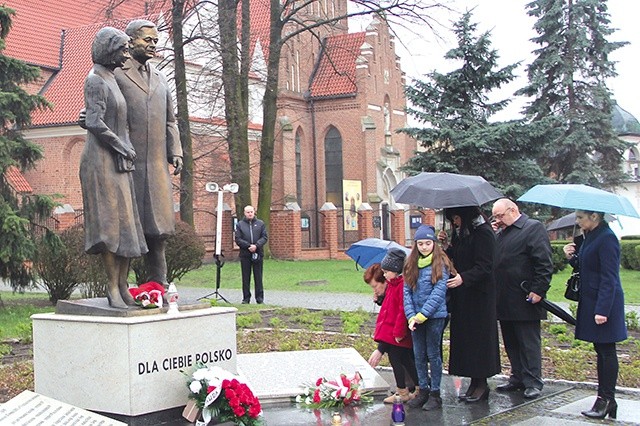 Pierwsi hołd zmarłym złożyli najbliżsi kpt. pilota Artura Ziętka