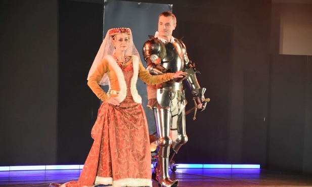 140 kostiumów z różnych epok