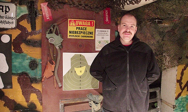 Michał Szafrański, prezes GKEP, na tle drzwi pochodzących z piwnic przedwojennego dworca w Gdyni