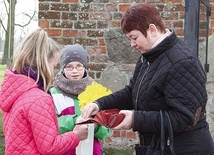  Niemal każdy z wychodzących z kaplicy w Boninie wrzucał datek do puszki z logo Caritas