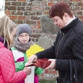  Niemal każdy z wychodzących z kaplicy w Boninie wrzucał datek do puszki z logo Caritas