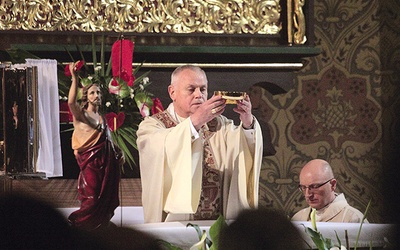 Biskup Zbigniew Kiernikowski pokazał wiernym do adoracji tę cząstkę hostii