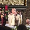 Biskup Zbigniew Kiernikowski pokazał wiernym do adoracji tę cząstkę hostii