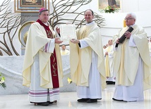 Akt zawierzenia, w którym abp Józef Kupny modlił się za diecezjan, został złożony w specjalnej tubie w łagiewnickim sanktuarium