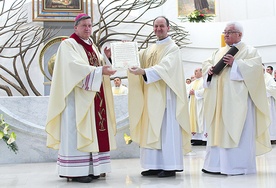 Akt zawierzenia, w którym abp Józef Kupny modlił się za diecezjan, został złożony w specjalnej tubie w łagiewnickim sanktuarium