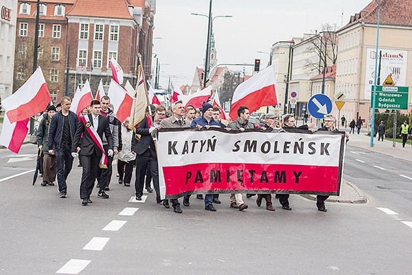 Ulicami Olsztyna przeszedł marsz upamiętniający ofiary tragedii z 2010 roku