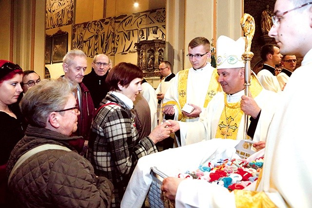  Bp R. Pierskała wręcza symboliczne pantofelki osobom, które podjęły duchową adopcję poczętych dzieci