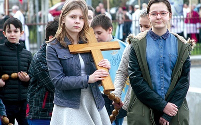  Nawiedzeniu obrazu Matki Bożej Częstochowskiej w parafiach często towarzyszy hasło: „Odnowić śluby nasze chcemy”, nawiązujące do milenijnego zawierzenia Polski Maryi. Na zdjęciu: nawiedzenie obrazu Czarnej Madonny w parafii św. Józefa w Płocku