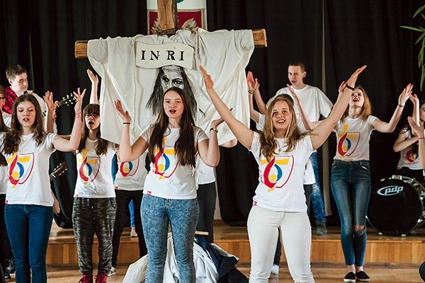 Uczniowie z Gimnazjum w Rudzińcu pokazali, że Boże miłosierdzie potrafi zwyciężyć nawet najbardziej uporczywe grzechy młodego człowieka 