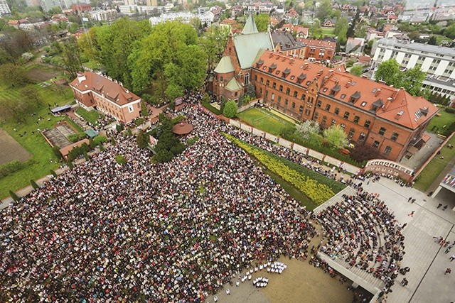 Z krakowskich Łagiewnik, dzięki św. Faustynie Kowalskiej i św. Janowi Pawłowi II  na cały świat promieniuje   Miłosierdzie Boże