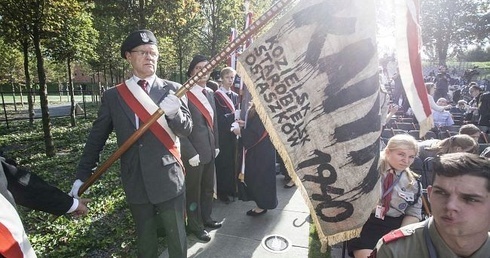 Łzy przy Muzeum Katyńskim