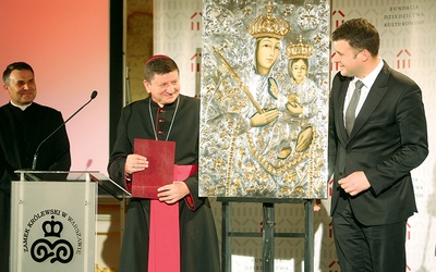 Prezes Fundacji Dziedzictwa Kulturowego Michał Laszczykowski przekazuje zrekonstruowany obraz na ręce bp. Witalija Skomorowskiego