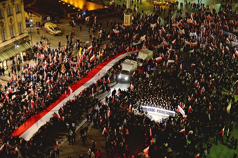 W uroczystościach w Warszawie, według szacunków PiS, uczestniczyło ok. 100 tys. osób