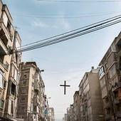 Krzyż, jakich wiele, zawieszony na kablach elektrycznych na ulicach Bejrutu