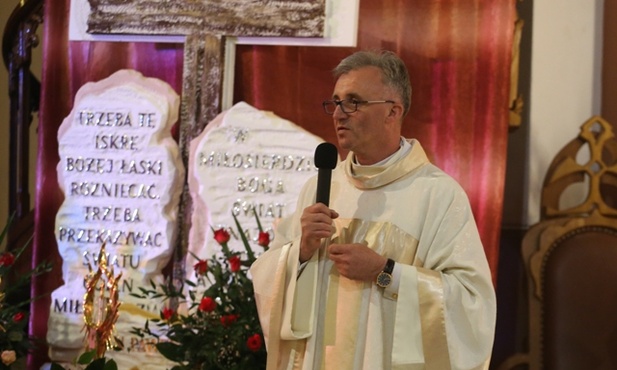 Ks. kan. Antoni Młoczek zachęcał wiernych do otwarcia serc i zaprszenia Miłosiernego do siebie