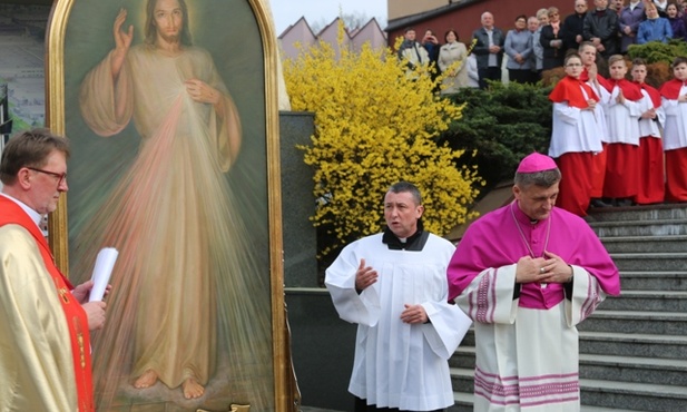 Obraz Pana Jezusa Miłosiernego powitali u stóp figury św. Barbary na kościelnym dziedzińcu
