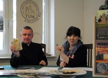 Ks. Piotr Nowak i Aneta Jeziorska przentują sakwę tumską i krzyż św. Wojciecha przygotowane dla uczestników wydarzenia