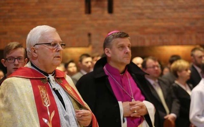 Na czele witającej Miłosiernego wspólnoty Jezusa Chrystusa Odkupiciela stanęli bp Roman Pindel i proboszcz ks. prał. Andrzej Raszka