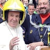 Piuska papieska w wersji strażackiej