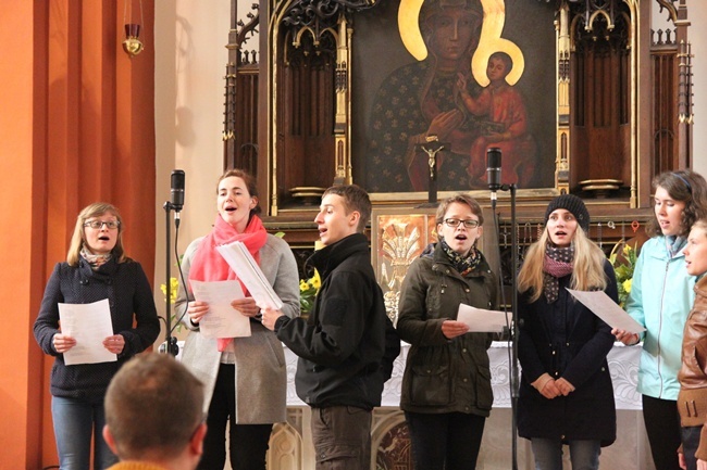 Symbole ŚDM w świetlicy "Tobiaszki" i kościele św. Antoniego