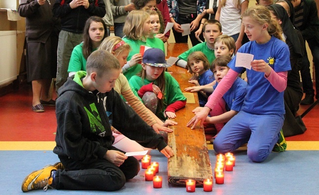 Symbole ŚDM w świetlicy "Tobiaszki" i kościele św. Antoniego