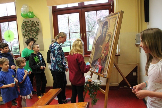 Symbole ŚDM w świetlicy "Tobiaszki" i kościele św. Antoniego