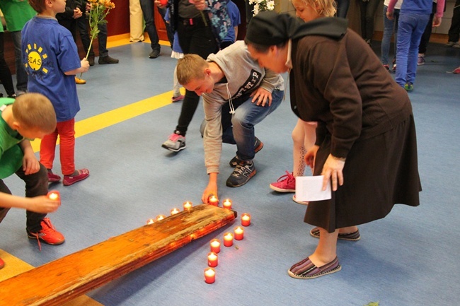 Symbole ŚDM w świetlicy "Tobiaszki" i kościele św. Antoniego