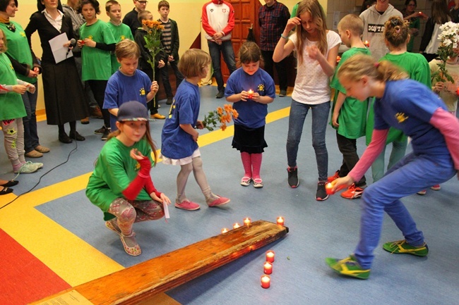 Symbole ŚDM w świetlicy "Tobiaszki" i kościele św. Antoniego