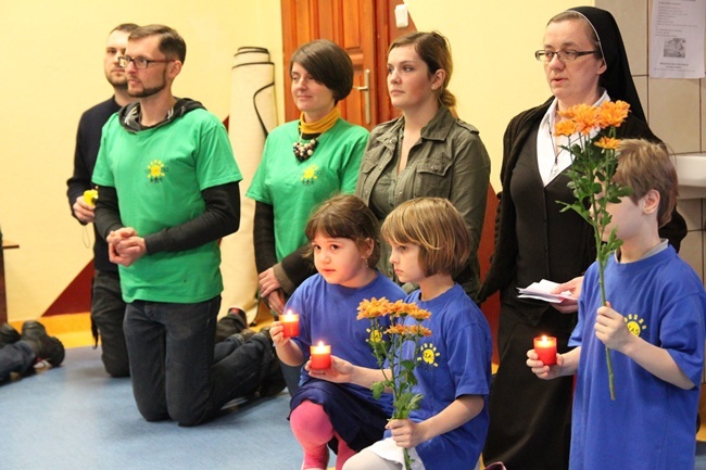 Symbole ŚDM w świetlicy "Tobiaszki" i kościele św. Antoniego