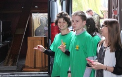 Symbole ŚDM w świetlicy "Tobiaszki" i kościele św. Antoniego