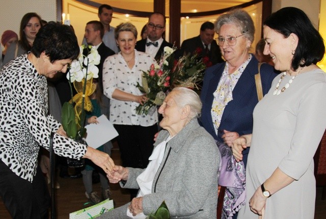 Za 103. urodziny pani Aniela Kwarciak najpierw podziękowała Bogu, a potem świętowała w otoczeniu bliskich