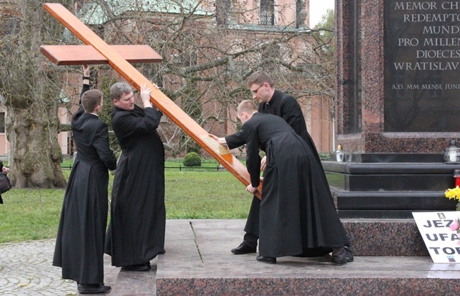 Symbole ŚDM przy kolumnie Chrystusa Króla