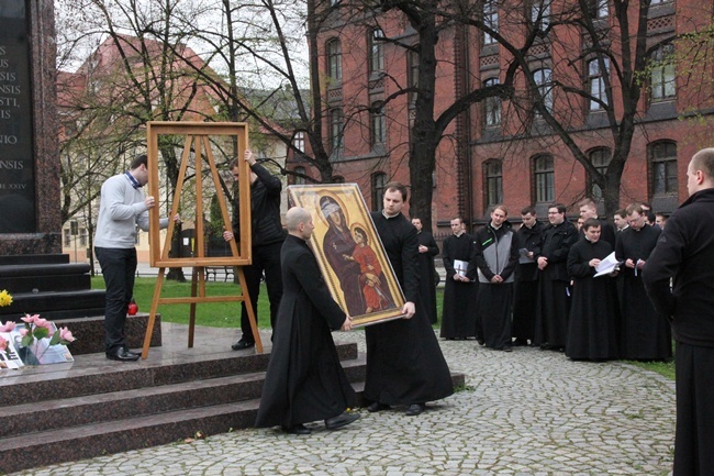 Symbole ŚDM przy kolumnie Chrystusa Króla