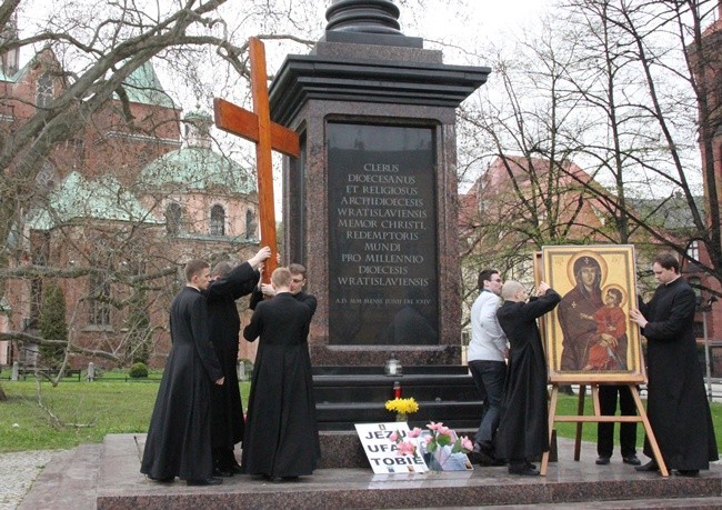 Symbole ŚDM przy kolumnie Chrystusa Króla