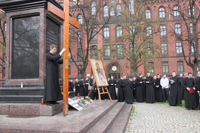 Symbole ŚDM przy kolumnie Chrystusa Króla