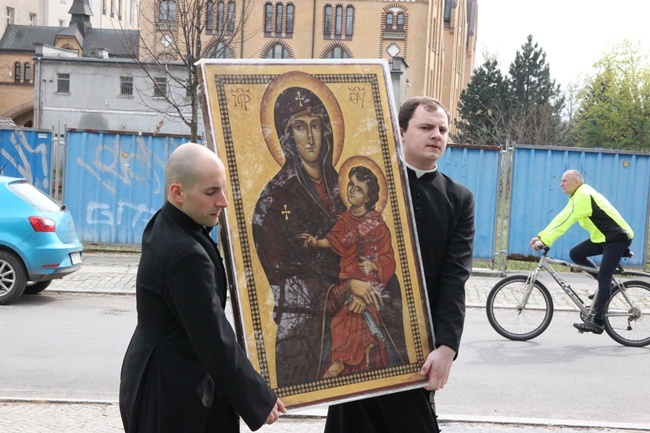 Symbole ŚDM przy kolumnie Chrystusa Króla