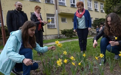 Z uczennicami kwiaty ścinali ks. Damian Drabikowski, Joanna Wdowska i Iwona Stępniewska