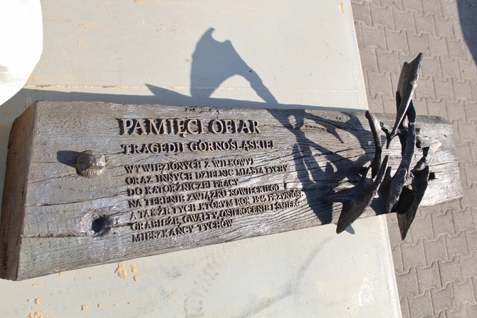 Montaż pomnika Tragedii Górnośląskiej w Tychach