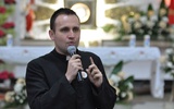 ks. Jakub Bartczak w Męcinie