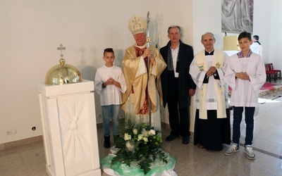 Przy chrzcielnicy z ministrantami bp Adam Odzimek, ks. Stanisław Kosowicz