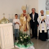 Przy chrzcielnicy z ministrantami bp Adam Odzimek, ks. Stanisław Kosowicz