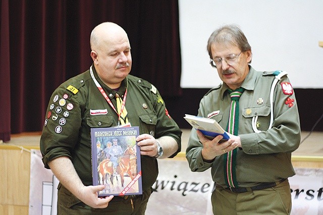  Na czele Zarządu Okręgu stanął Krzysztof Jerzy Piaseczny (z lewej). Obok Grzegorz Nowik, przewodniczący ZHR 