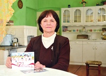  Maria Mikołajek od pięciu lat jest przewodniczącą KGW.  Na zdjęciu z zaproszeniem na rocznicową uroczystość