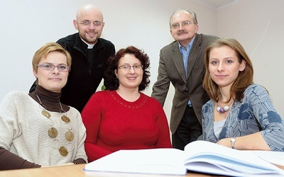  Agnieszka Pętal (pierwsza z lewej) z ekipą poradni życia rodzinnego